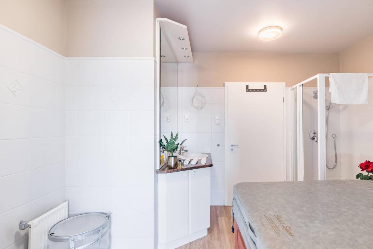 Sunny And Central Penthouse With Private Garage Budapest Ngoại thất bức ảnh